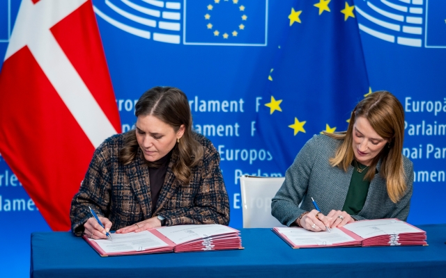 Lovunderskrivelsesceremoni i overværelse af Roberta Metsola, Europa-Parlamentets formand, og Marie Bjerre, minister for europæiske anliggender, på vegne af det danske formandskab.